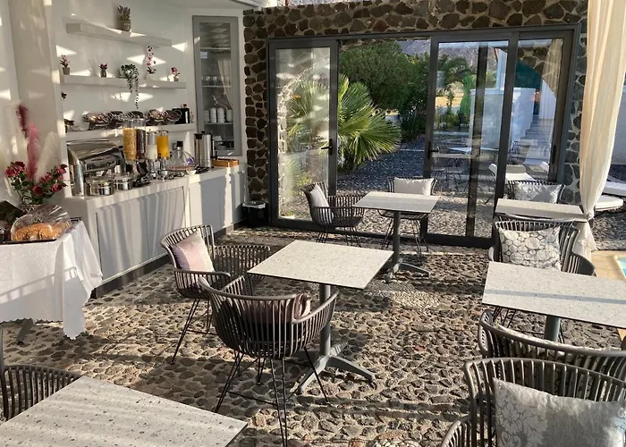 Anemomilos Perissa (Santorini)