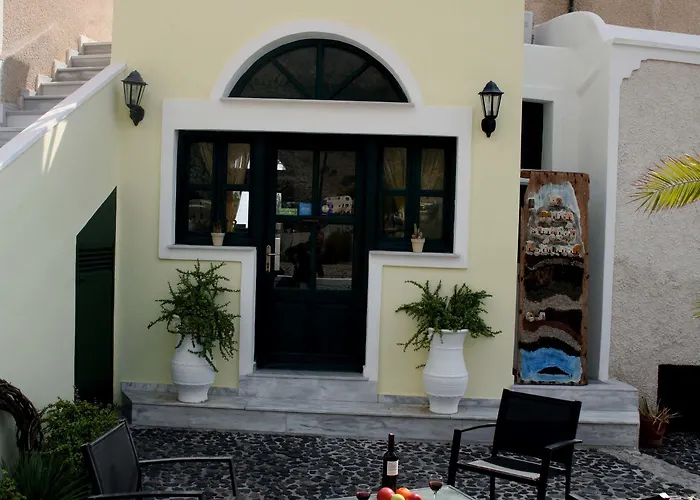 Anemomilos Aparthotel Perissa (Santorini)