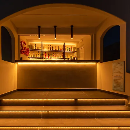 Anemomilos Aparthotel Perissa (Santorini)